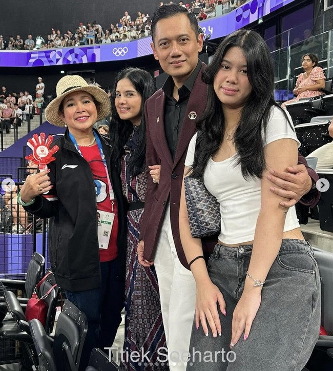 Juga hadir di arena, Menteri Agrariadan Tata Ruang Agus Harimurti Yudhoyono (AHY) dan keluarga. Mereka sempat foto bersama. (Foto: Instagram/@titieksoeharto)