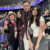 Juga hadir di arena, Menteri Agrariadan Tata Ruang Agus Harimurti Yudhoyono (AHY) dan keluarga. Mereka sempat foto bersama. (Foto: Instagram/@titieksoeharto)