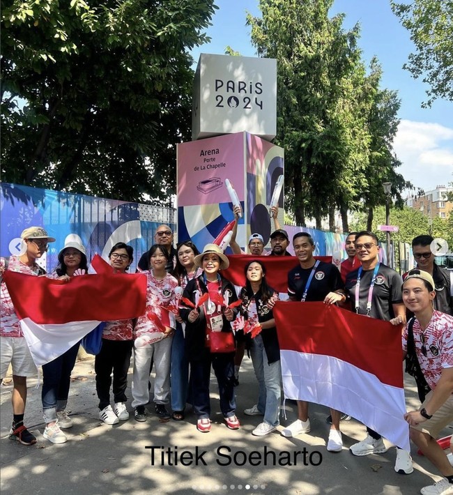 Mereka tak melewatkan sesi foto bersama sambil membentangkan Sang Saka Merah Putih. (Foto: Instagram/@titieksoeharto)
