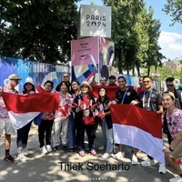 Mereka tak melewatkan sesi foto bersama sambil membentangkan Sang Saka Merah Putih. (Foto: Instagram/@titieksoeharto)