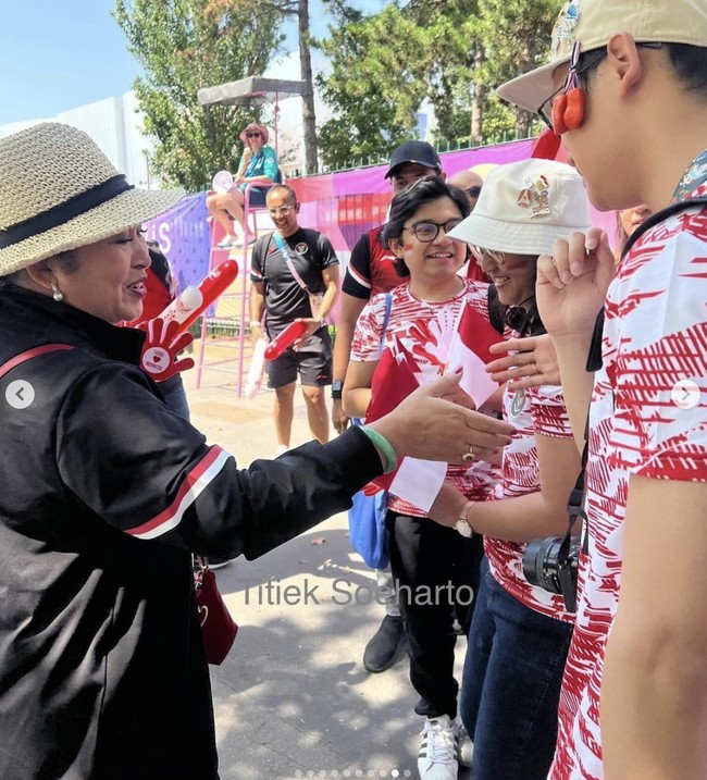 Momen Titiek Soeharto bersalaman dengan pendukung Gregoria. Mereka tampak antusias bertemu Titiek. (Foto: Instagram/@titieksoeharto)