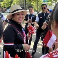 Titiek Soeharto sempat menyapa para pendukung Indonesia di luar stadion. Jaket hitam dengan aksen merah-putih tetap setia menemaninya.  (Foto: Instagram/@titieksoeharto)