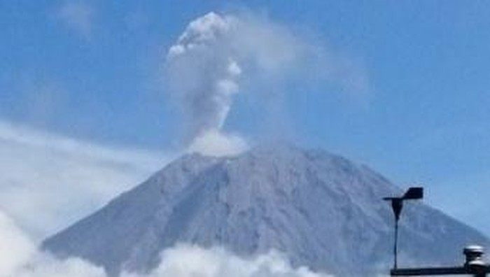 gunung semeru erupsi sebanyak 4 kali jumat 2 agustus 2024