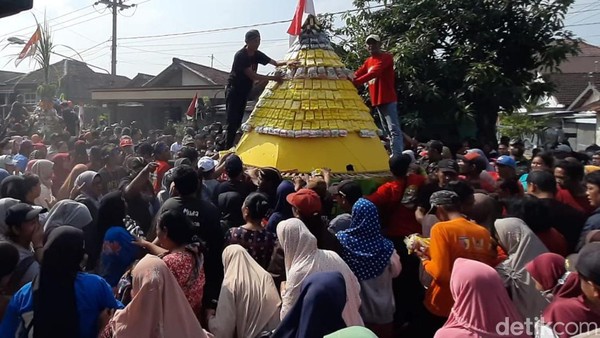 Gunungan Tahu 2 Meter Saat Ritual Bersih Desa di Kediri Jadi Rebutan Warga