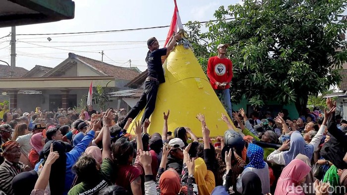 Gunungan tumpeng tahu kuning yang jadi rebutan saat ritual bersih desa di Kediri.