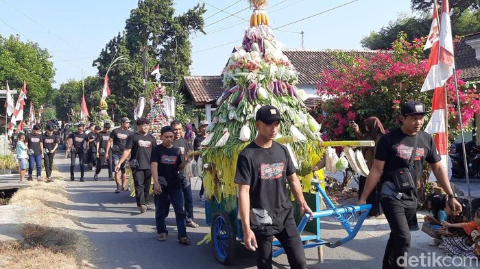 Gunungan tumpeng tahu kuning yang jadi rebutan saat ritual bersih desa di Kediri.