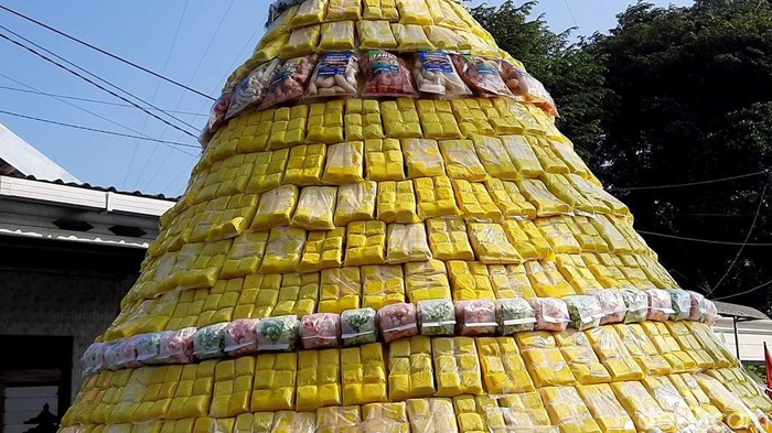 Gunungan tumpeng tahu kuning yang jadi rebutan saat ritual bersih desa di Kediri. Gunungan tumpeng tahu kuning yang jadi rebutan saat ritual bersih desa di Kediri.