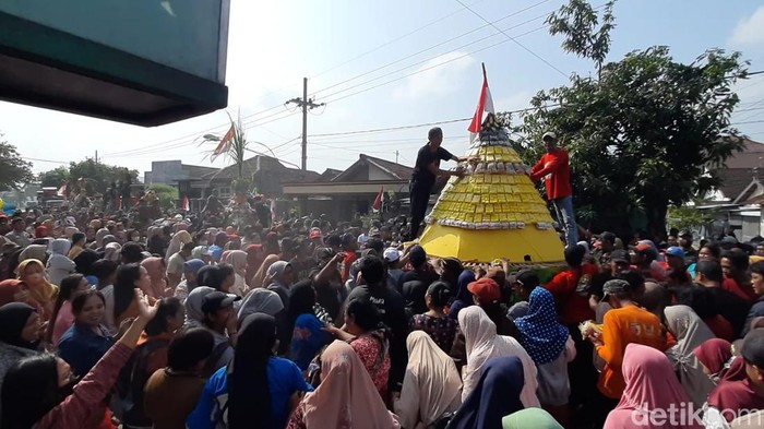 Gunungan tumpeng tahu kuning yang jadi rebutan saat ritual bersih desa di Kediri.