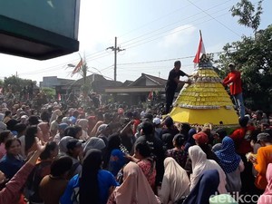Warga Berebut Gunungan Tahu 2 Meter Saat Ritual Bersih Desa di Kediri