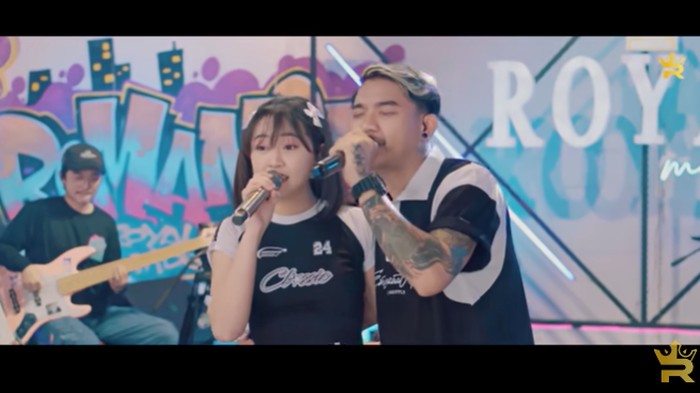 Happy Asmara feat Gilga Sahid duet romantis menyanyikan lagu Ingin Temu.
