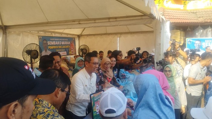 Heru Budi Tinjau Sembako Murah di Pasar Pramuka Jaktim