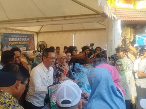 Heru Budi Tinjau Sembako Murah di Pasar Pramuka Jaktim