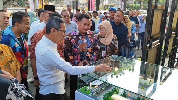 Heru Budi Tinjau Sembako Murah di Pasar Pramuka Jaktim