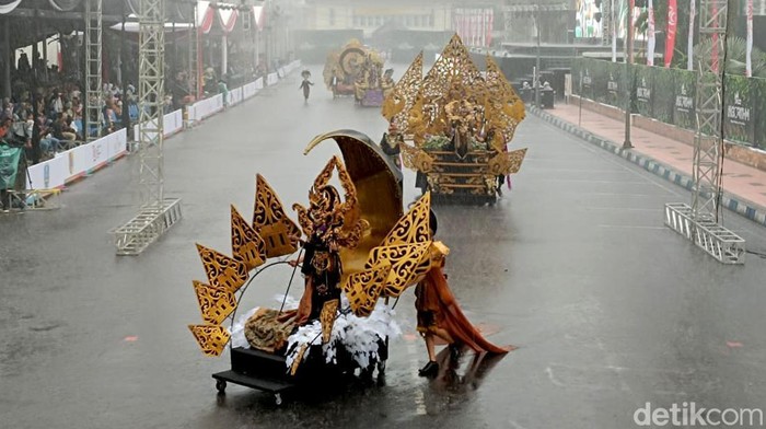 Hujan Menguyur Opening Jember Festival Carnival 2024