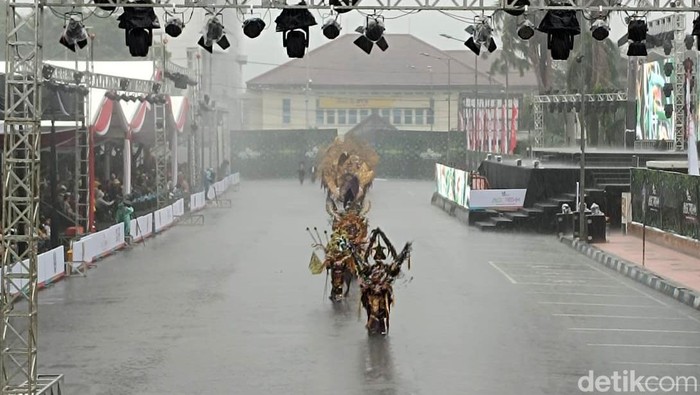 Hujan Menguyur Opening Jember Festival Carnival 2024 Hujan Menguyur Opening Jember Festival Carnival 2024
