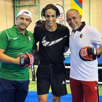 Imane sendiri melalui perjalanan yang cukup berliku untuk jadi atlet tinju. Sempat ditentang ayahnya, Imane kecil harus menjual besi tua agar bisa punya uang untuk latihan. Imane memulai karier jadi petinju amatir sejak usia 19 tahun di Kejuaraan Tinju 2018. Foto: Instagram Imane Khelif