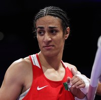 Petinju asal Aljazair Imane Khelif menang atas Angela Carini asal Italia dalam pertandingan di kelas 66 kg wanita di Olimpiade Paris 2024. Dalam laganya, Imane menghajar Angela sampai membuat lawannya angkat tangan.  Foto: REUTERS/Isabel Infantes