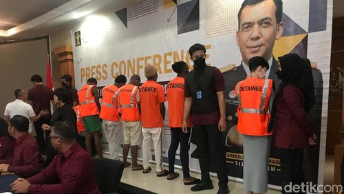 Tujuh WN Nigeria dan seorang WN Rusia diamankan petugas imigrasi di Denpasar, Jumat (2/8/2024). (Aryo Mahendro/detikBali).