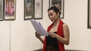 Gak cuma menari, tapi Ariel Tatum juga harus berakting. Ini momen saat Ariel Tatum membaca naskah.  Foto: Courtesy of Bang Jose/ Titimangsa