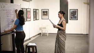 Ariel Tatum harus menari, menyanyi khas cengkok Sunda, dan berakting dalam durasi selama 1,5 jam.   Foto: Courtesy of Bang Jose/ Titimangsa