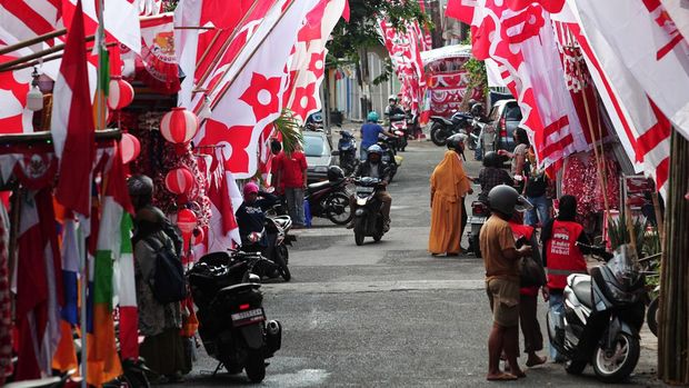 Sejumlah calon pembeli mengunjungi Kampung Bendera di Jalan Darmokali, Surabaya, Jawa Timur, Jumat (2/8/2024). Kampung Bendera merupakan salah satu lokasi penjualan bendera Merah Putih, umbul-umbul dan berbagai aksesoris lainnya di Surabaya yang bisa dibeli oleh masyarakat menjelang HUT ke-79 Kemerdekaan RI. ANTARA FOTO/Didik Suhartono/foc.