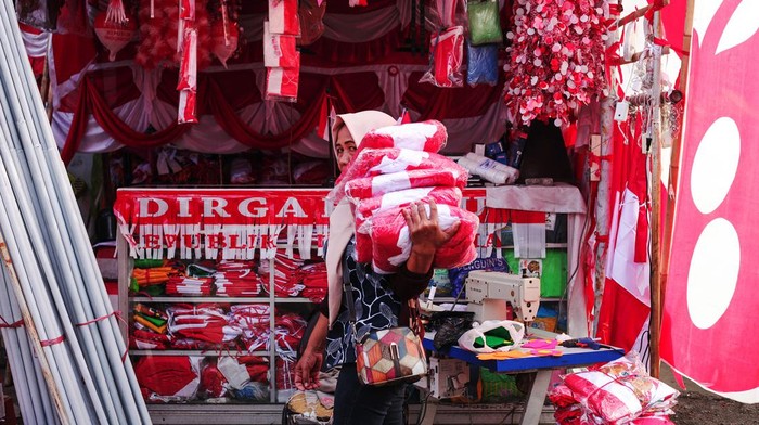 Sejumlah calon pembeli mengunjungi Kampung Bendera di Jalan Darmokali, Surabaya, Jawa Timur, Jumat (2/8/2024). Kampung Bendera merupakan salah satu lokasi penjualan bendera Merah Putih, umbul-umbul dan berbagai aksesoris lainnya di Surabaya yang bisa dibeli oleh masyarakat menjelang HUT ke-79 Kemerdekaan RI. ANTARA FOTO/Didik Suhartono/foc.