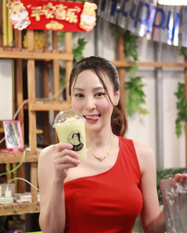 Begini penampilan cantiknya yang bikin gerainya diserbu pembeli. Foto: Instagram