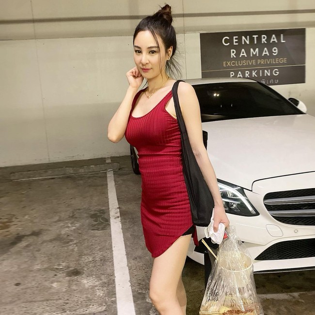 Dilaporkan bahwa Join sering membelakangi mereka yang hanya membuat konten tanpa beli. Para bodyguard juga membantunya untuk memindahkan pengunjung yang cuma menonton. Sedangkan untuk membeli satu jus, pembeli harus mengeluarkan minimum 150 bath (Rp 68 ribuan) sebelum meminta foto. Foto: Instagram