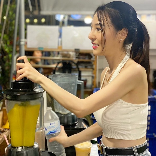 Wanita bernama Join Ploychanok Puathanyawong yang berjualan di pasar malam Jodd viral pada 2022 karena penampilannya yang cantik dan seksi. Ia muncul dalam berbagai postingan di media sosial yang membuat banyak orang penasaran ingin mengunjungi gerainya.  Foto: Instagram