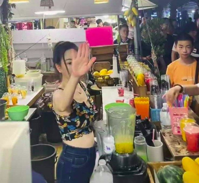 Didatangi pembeli lokal dan internasional tampaknya membuat ia jadi sibuk. Baru-baru ini ia dihujat netizen setelah menolak permintaan foto.  Foto: Internet