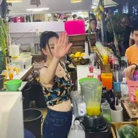 Didatangi pembeli lokal dan internasional tampaknya membuat ia jadi sibuk. Baru-baru ini ia dihujat netizen setelah menolak permintaan foto.  Foto: Internet