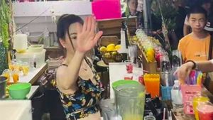 Potret Tukang Jus Tercantik, Kini Dihujat karena Usir Pengunjung Tidak Beli