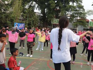 Kala Puluhan Emak-emak Berbaju Pink Ikut Pilates Bareng