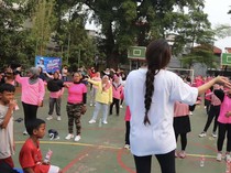 Kala Puluhan Emak-emak Berbaju Pink Ikut Pilates Bareng