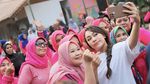Kala Puluhan Emak-emak Berbaju Pink Ikut Pilates Bareng