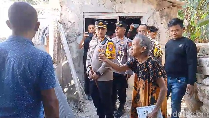 Kapolres Sampang memberi bantuan pada Nenek Dani, pensiunan guru yang tinggal di rumah ambruk