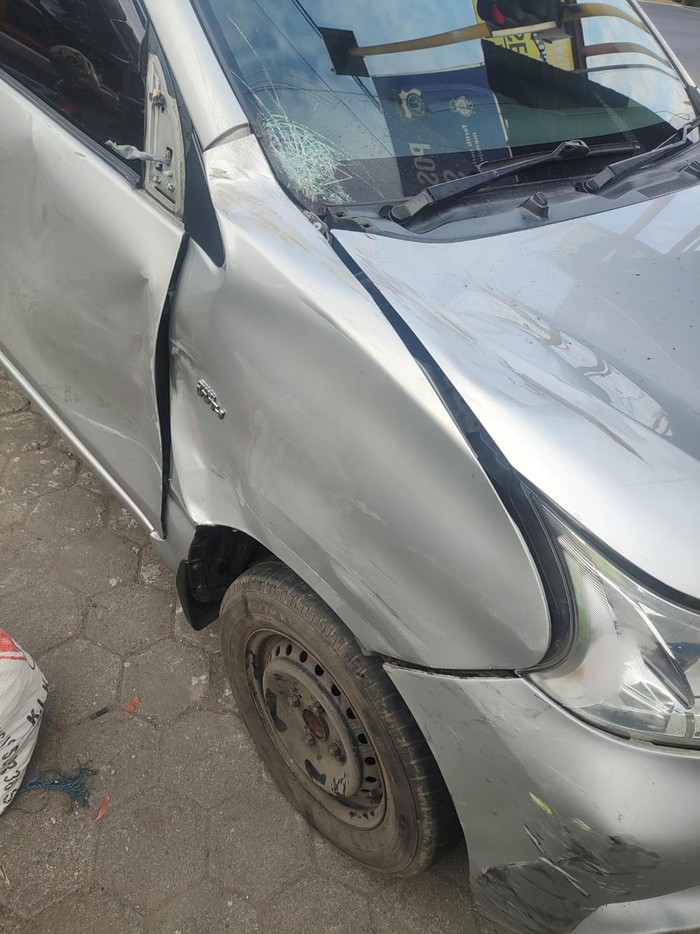 Mobil yang menabrak batu lalu oleng dan menyerempet motor di Jalan Jogja-Wates, Bantul, Jumat (2/8/2024).