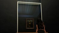 Kendall Jenner menatap lukisan fenomenal Monalisa (Kendall Jenner/Instagram)