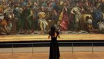 Saat Kendall Jenner di Museum Louvre
