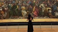 Dalam akun Instagramnya, Kendal membagikan fotonya saat berkunjung ke Museum Louvre, Paris.  (Kendall Jenner/Instagram)