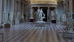 Saat Kendall Jenner di Museum Louvre