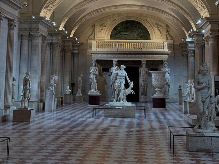 Kendall Jenner di Museum Louvre