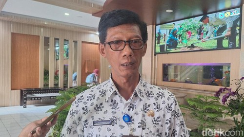 Kepala BKPSDM Kota Mataram Taufik Priyono saat diwawancarai, Kamis (1/8/2024). (Nathea Citra/detikBali)