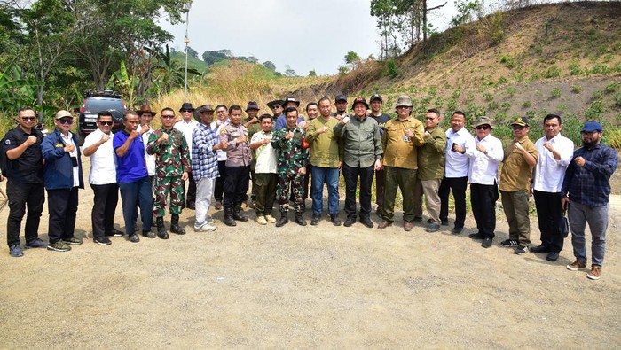 Kepala BNPT Komjen Pol Mohammed Rycko Amelza Daniel meninjau Lahan Kawasan Terpadu Nusantara (KTN) Sukamakmur, Bogor, Jawa Barat.
