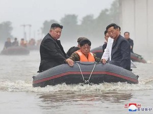 Momen Kim Jong Un Terjang Banjir Pakai Perahu Karet
