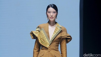 8 Koleksi Eridani Persembahkan Busana Tenun Sobi Muna di JF3 Fashion Festival