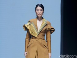 8 Koleksi Eridani Persembahkan Busana Tenun Sobi Muna di JF3 Fashion Festival