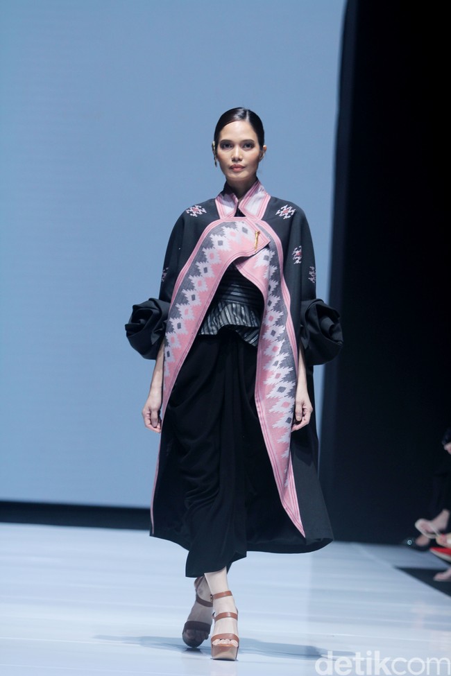 Inilah koleksi Eridani bertajuk Mae Muna di JF3 Fashion Festival 2024, bertempat di La Piazza Fashion Tent, Kelapa Gading, Jakarta [26/7/2024]. Foto: Mohammad Abduh/detikcom.