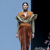 Inilah koleksi Eridani bertajuk Mae Muna di JF3 Fashion Festival 2024, bertempat di La Piazza Fashion Tent, Kelapa Gading, Jakarta [26/7/2024]. Foto: Mohammad Abduh/detikcom.