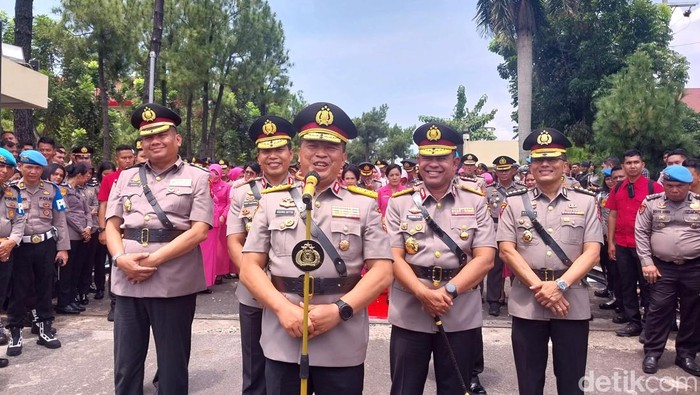 Komjen Agung saat diwawancarai usai acara pisah sambut. (Finta Rahyuni/detikSumut)